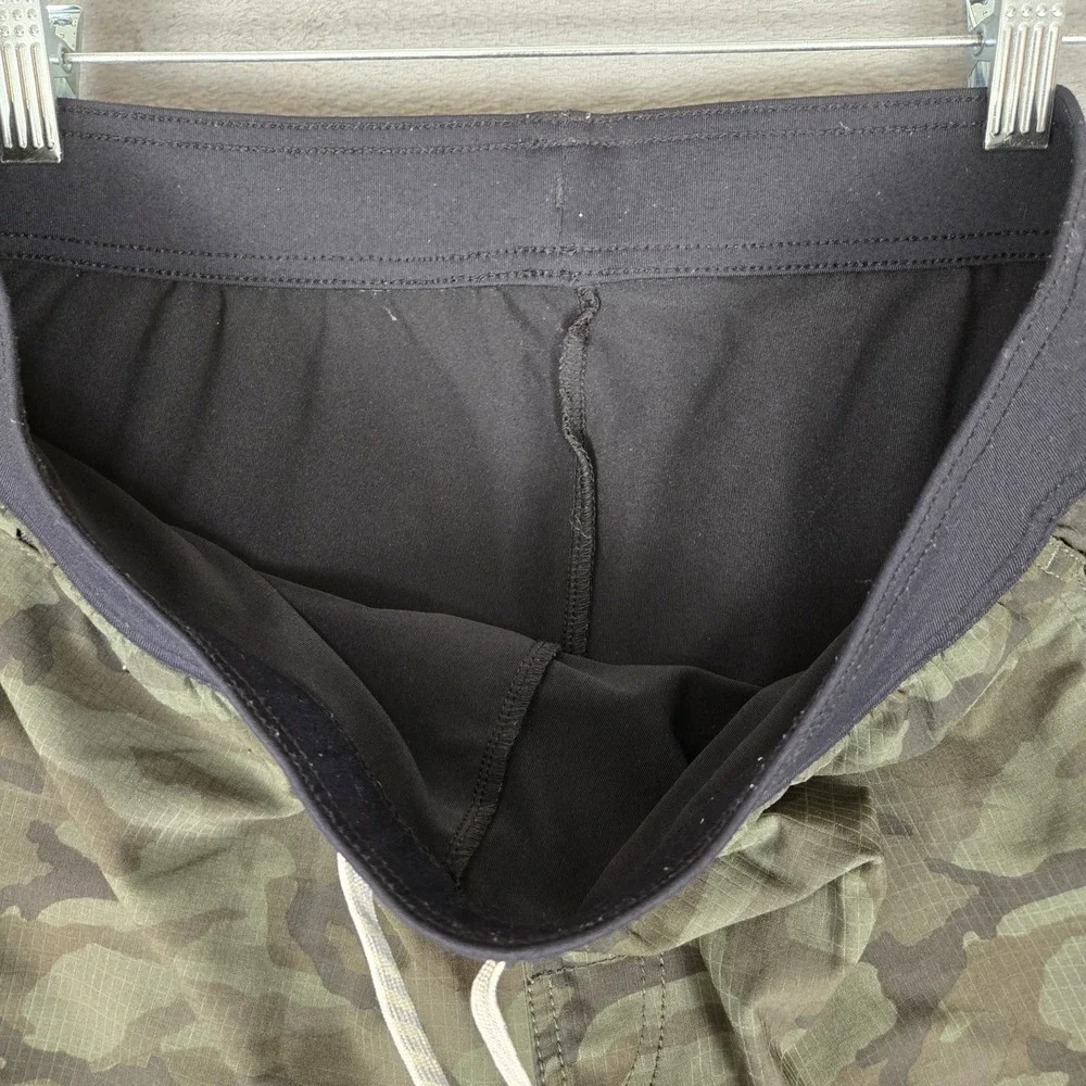 Vuori Stockton Shorts Mens 32 Olive Camo Compression Lined Performance Gym 6